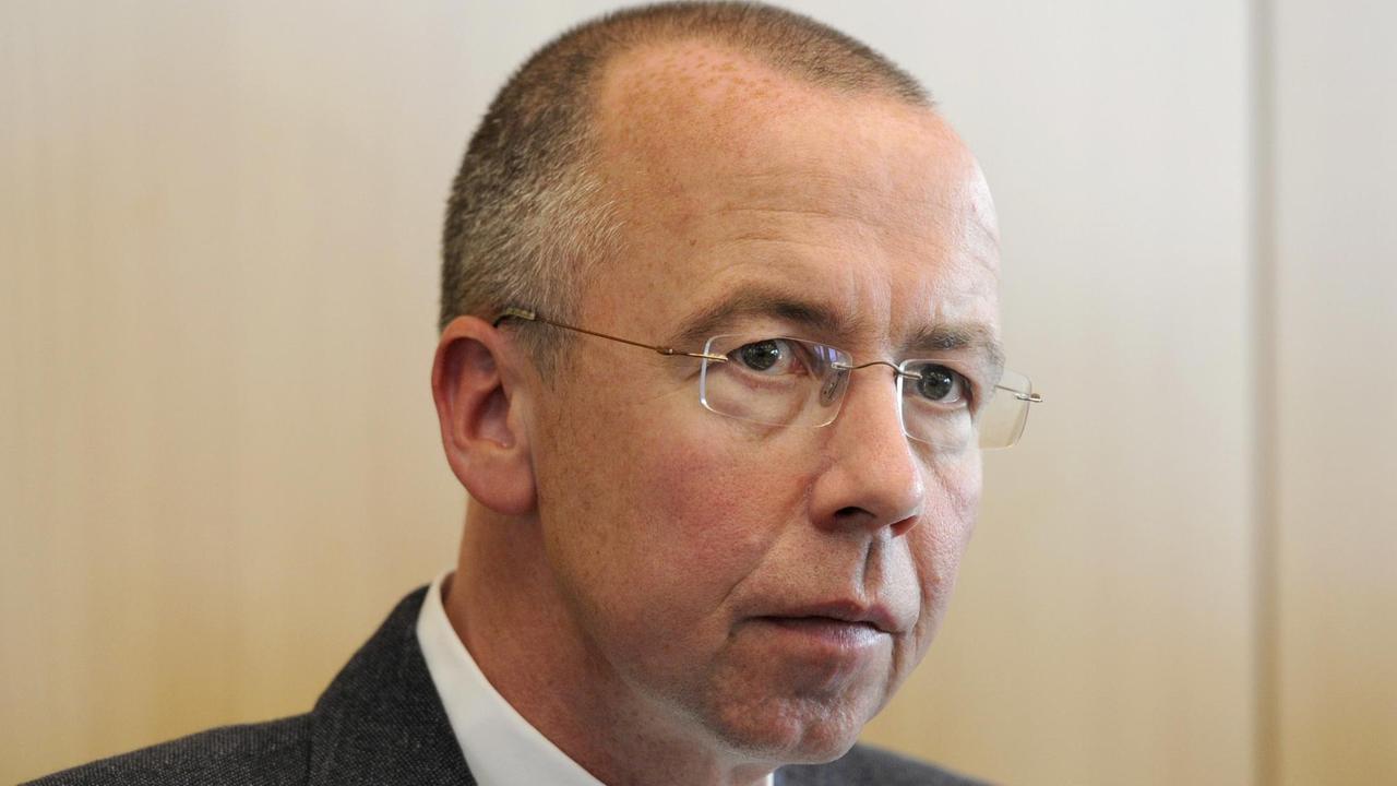 Prälat Peter Kossen bei einem Gespräch mit dem niedersächsischen Ministerpräsidenten über Niedrigstlöhne und menschenunwürdigen Umgang mit Leiharbeitern in der deutschen Fleischindustrie im Juni 2013
Prälat Peter Kossen bei einem Gespräch mit dem niedersächsischen Ministerpräsidenten über Niedrigstlöhne und menschenunwürdigen Umgang mit Leiharbeitern in der deutschen Fleischindustrie im Juni 2013