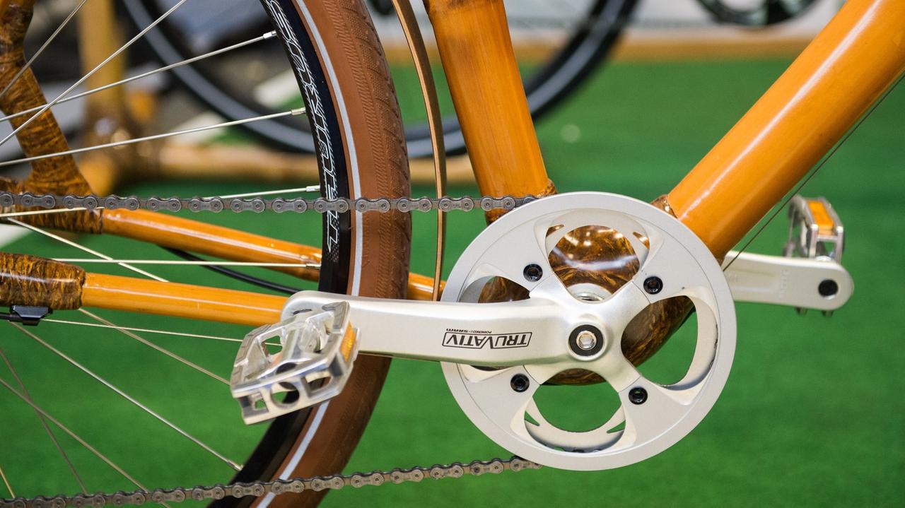 Ein Fahrrad aus Bambus wird am 21.03.2015 auf der Fahrradmesse VeloBerlin in Berlin ausgestellt.