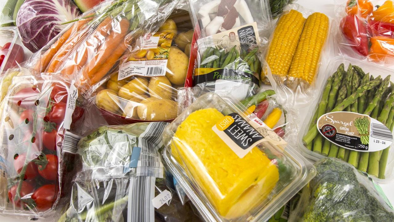 Frische Lebensmittel, Obst und Gemüse einzeln in Plastikfolie verpackt. Frische Lebensmittel, Obst und Gemüse einzeln in Plastikfolie verpackt.
