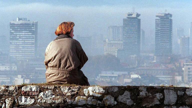 Eine Frau blickt am 17. November 1995 auf die Skyline von Sarajevo.