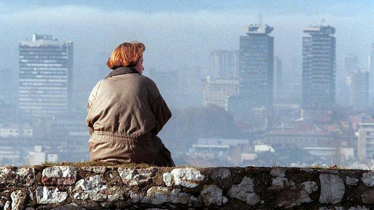 Eine Frau blickt am 17. November 1995 auf die Skyline von Sarajevo. Eine Frau blickt am 17. November 1995 auf die Skyline von Sarajevo.