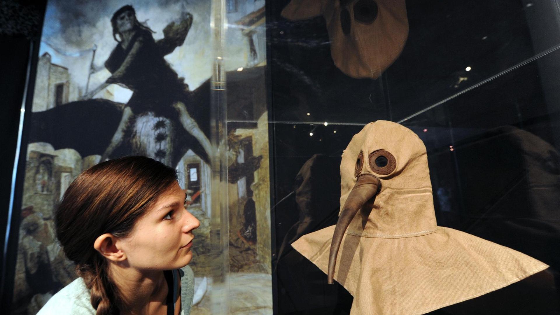 Eine Pestarzt-Maske, wie sie einst zum Schutz gegen die Seuche getragen wurde. Eine Pestarzt-Maske, wie sie einst zum Schutz gegen die Seuche getragen wurde.