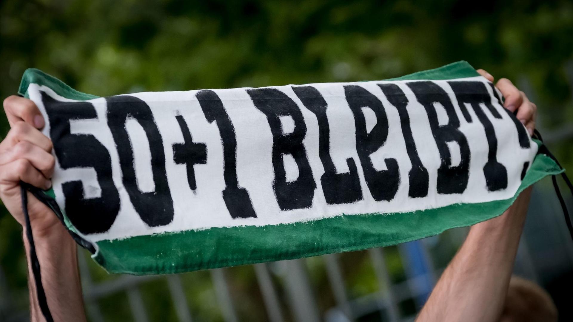 Hannover-96-Fans protestieren am 31.07.2017 vor der HDI-Arena des Bundesligisten Hannover 96 in Hannover. Hannover-96-Fans protestieren am 31.07.2017 vor der HDI-Arena des Bundesligisten Hannover 96 in Hannover.