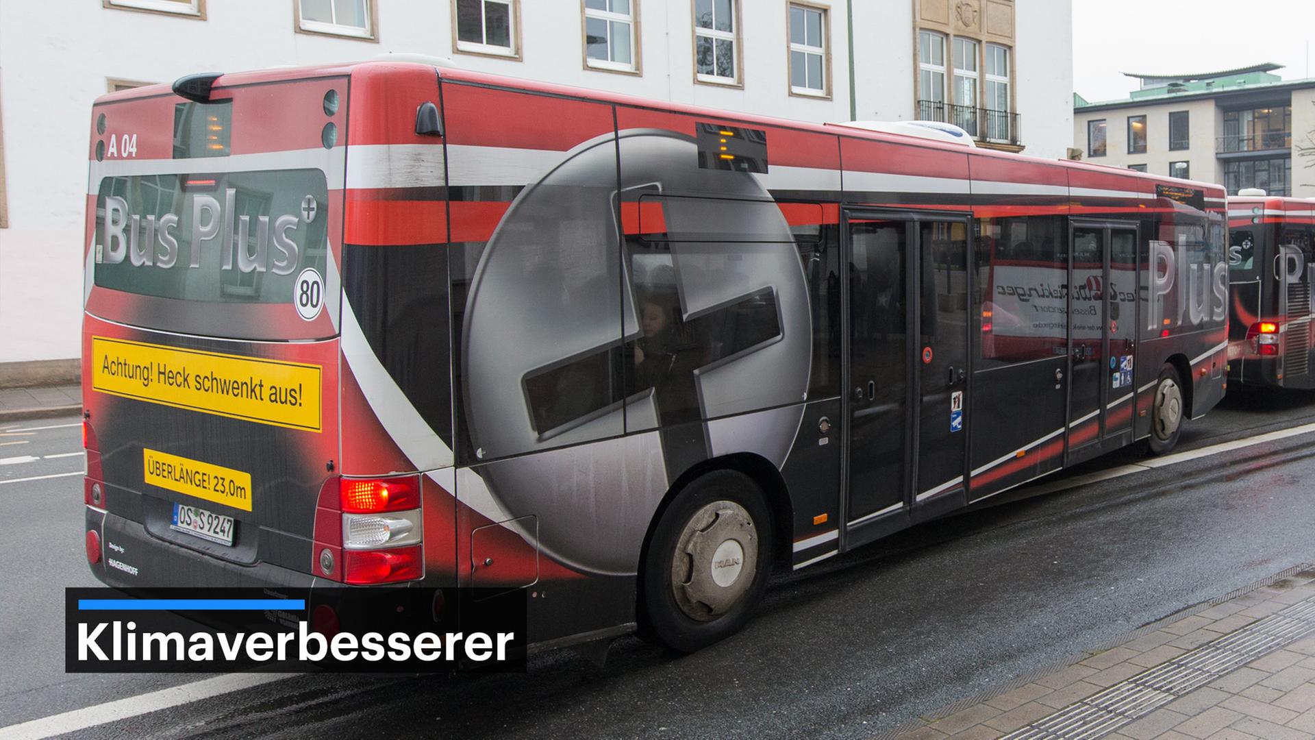 Ein sogenannter Bus Plus mit Überlänge (23m) steht neben einem gewöhnlichen Bus (r) an einer Bushaltestelle am 20.12.2017 in Osnabrück (Niedersachsen). Ein sogenannter Bus Plus mit Überlänge (23m) steht neben einem gewöhnlichen Bus (r) an einer Bushaltestelle am 20.12.2017 in Osnabrück (Niedersachsen).
