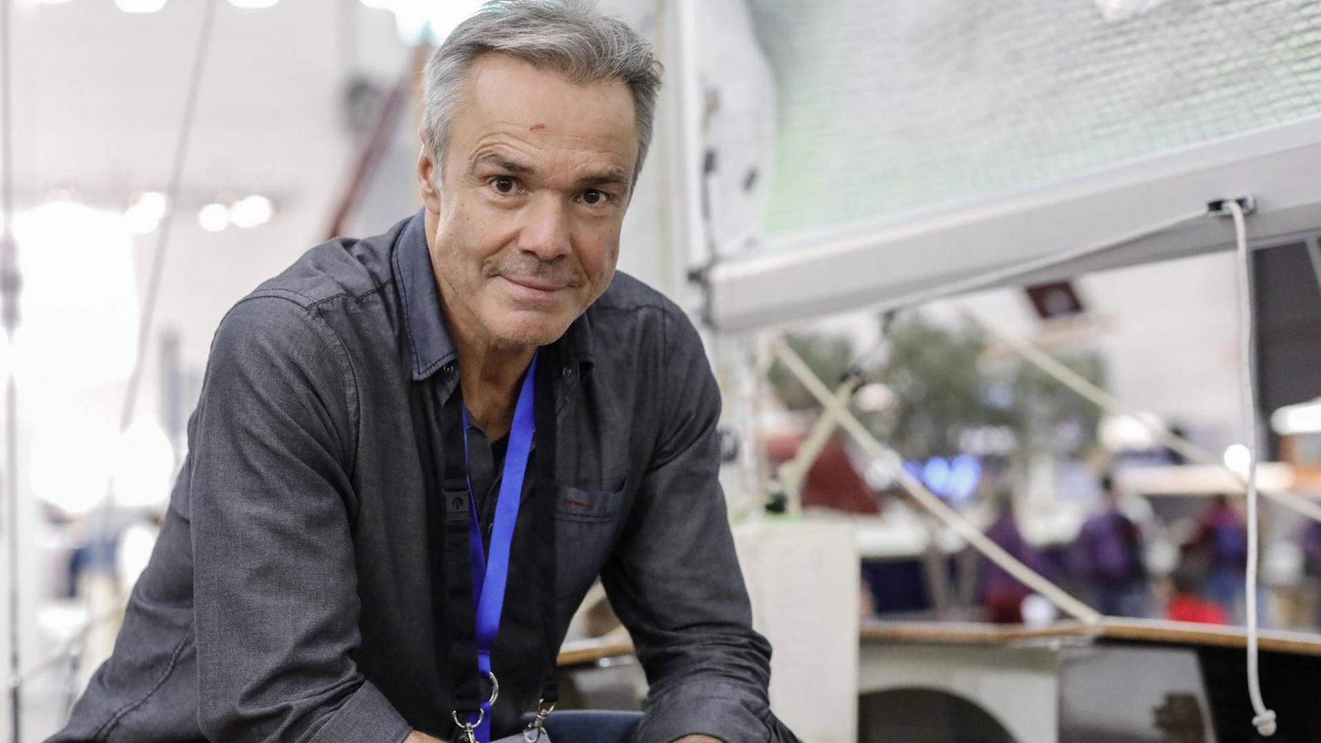 Hannes Jaenicke sitzt im Rahmen der Messe "Boot Düsseldorf" auf einem Segelboot. Hannes Jaenicke sitzt im Rahmen der Messe "Boot Düsseldorf" auf einem Segelboot.