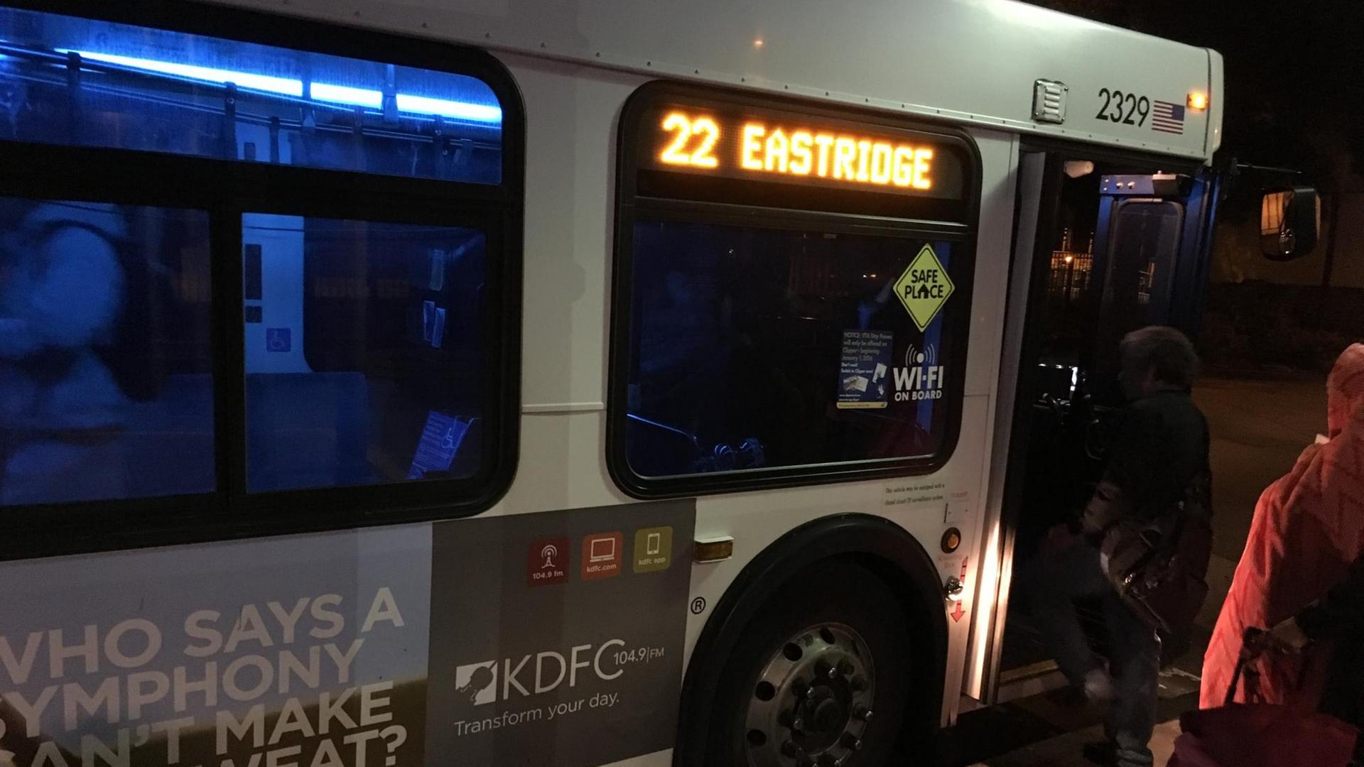 Die Nachtbuslinie 22: Sie ist die einzige, die die ganze Nacht durchs Silicon Valley fährt und Wohnungslosen Nachtasyl anbietet.