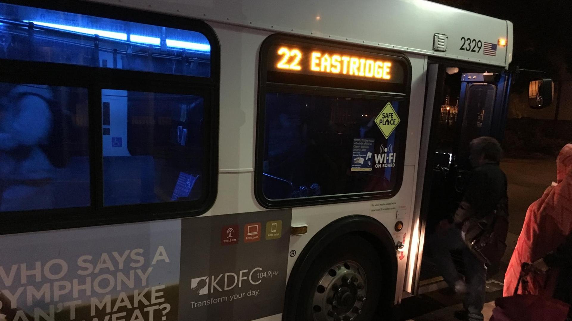 Die Nachtbuslinie 22: Sie ist die einzige, die die ganze Nacht durchs Silicon Valley fährt und Wohnungslosen Nachtasyl anbietet. Die Nachtbuslinie 22: Sie ist die einzige, die die ganze Nacht durchs Silicon Valley fährt und Wohnungslosen Nachtasyl anbietet.