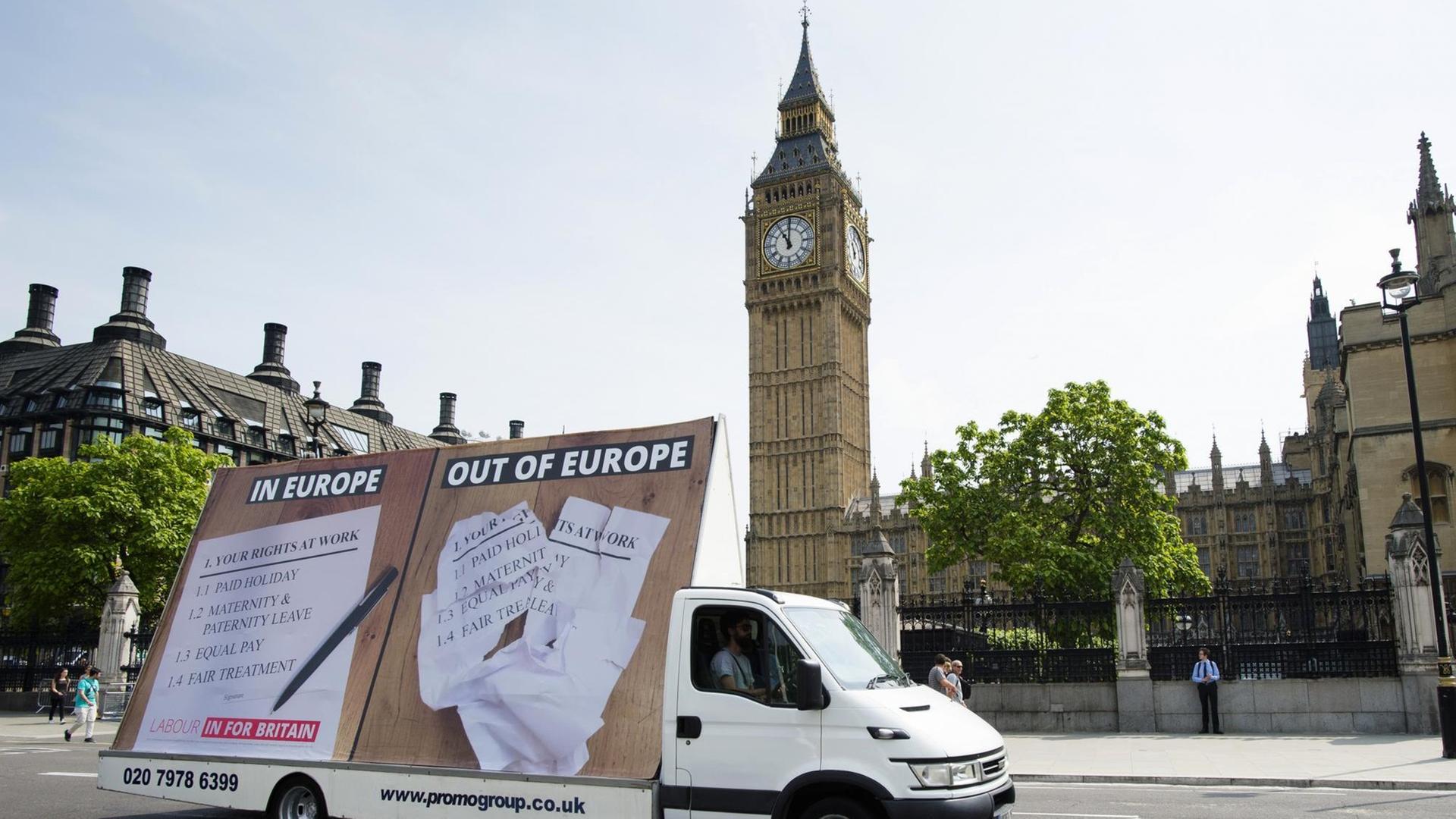 Ein Transporter mit einem Banner der britischen Labour Partei für den Verbleib Großbritanniens in der EU fährt am 07. Juni 2016 durch London.