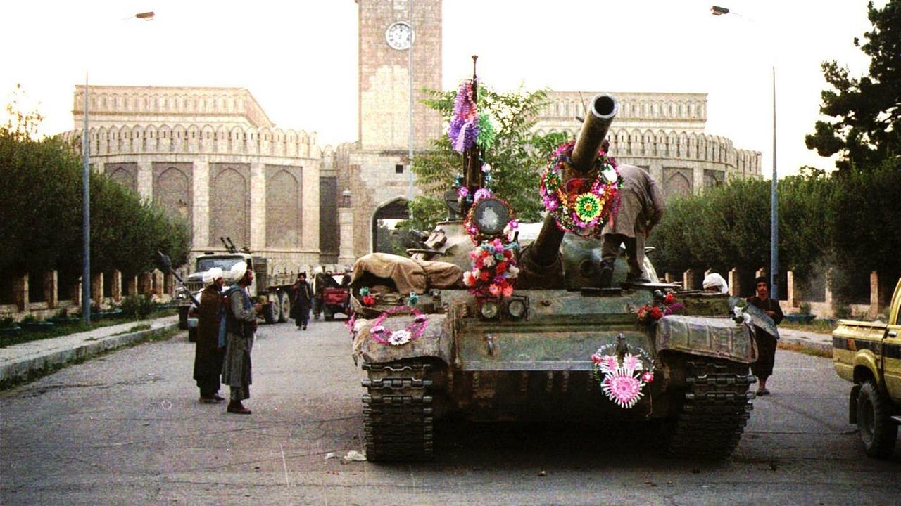 Ein geschmückter Panzer, der von Taliban-Kämpfern bemannt ist, rollt durch Kabul.
