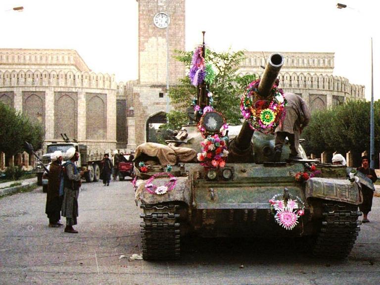 Ein geschmückter Panzer, der von Taliban-Kämpfern bemannt ist, rollt durch Kabul.