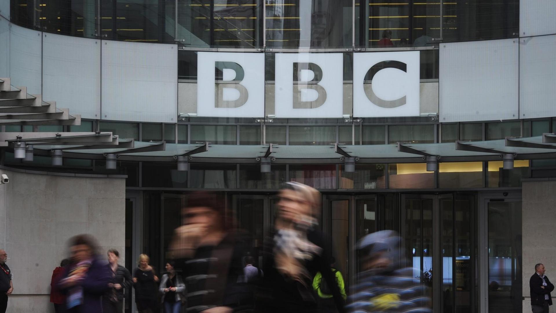 Fußgänger vor dem Hauptgebäude der BBC in London Fußgänger vor dem Hauptgebäude der BBC in London