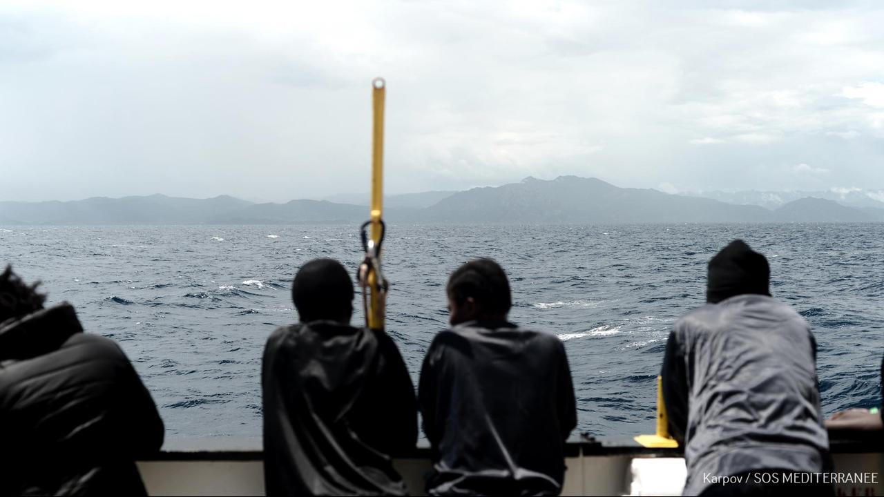 Das von der Nichtregierungsorganisation SOS Mediterranee zur Verfügung gestellte Bild zeigt Flüchtlinge an Bord des Retungsschiffes Aquarius. Das von der Nichtregierungsorganisation SOS Mediterranee zur Verfügung gestellte Bild zeigt Flüchtlinge an Bord des Retungsschiffes Aquarius.