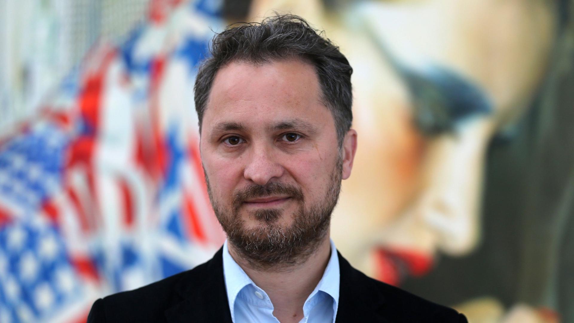 Wird zum 1.2.2015 Direktor des Museums Ludwig, Yilmaz Dziewior, vor einem Bild von Franz Gertsch Wird zum 1.2.2015 Direktor des Museums Ludwig, Yilmaz Dziewior, vor einem Bild von Franz Gertsch