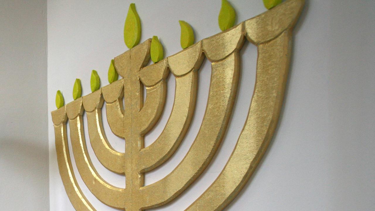 Die Nachbildung eines neunarmigen Chanukkaleuchters schmückt die Wand in der Talmud-Tora-Realschule in Hamburg Die Nachbildung eines neunarmigen Chanukkaleuchters schmückt die Wand in der Talmud-Tora-Realschule in Hamburg
