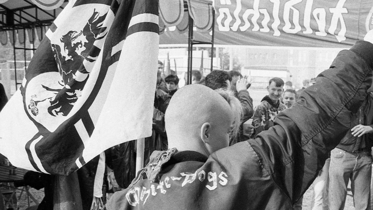 Neonazis mit Fahnen auf einer Demontration Neonazis mit Fahnen auf einer Demontration