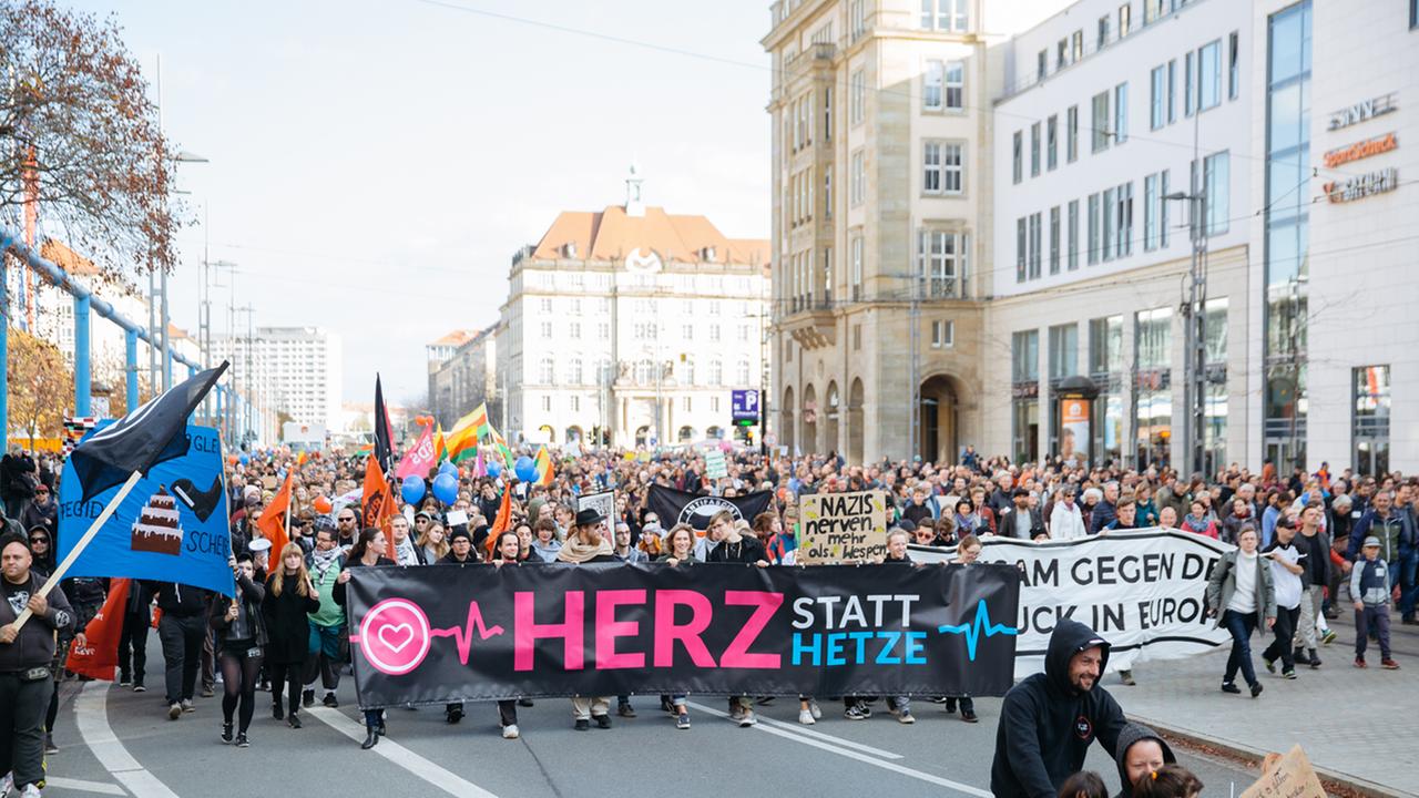Demonstration "Herz statt Hetze" im Oktober 2018 in Dresden gegen die Pegida-Bewegung und für Weltoffenheit. Demonstration "Herz statt Hetze" im Oktober 2018 in Dresden gegen die Pegida-Bewegung und für Weltoffenheit.
