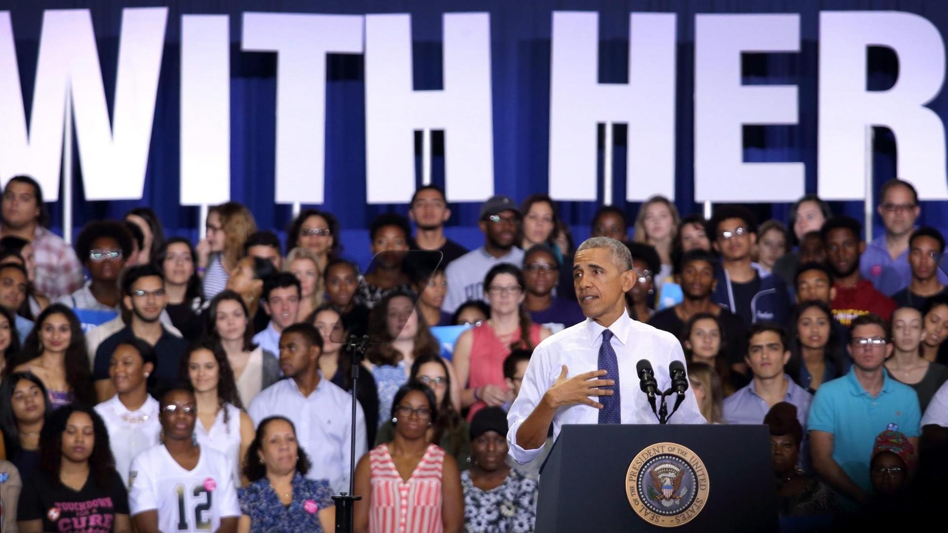 US-Präsident Barack Obama bei einem Auftritt am 3. November 2016 an der Internationalen Universität von Miami, Florida, zur Unterstützung der demokratischen Präsidentschaftskandidatin Hillary Clinton. US-Präsident Barack Obama bei einem Auftritt am 3. November 2016 an der Internationalen Universität von Miami, Florida, zur Unterstützung der demokratischen Präsidentschaftskandidatin Hillary Clinton.