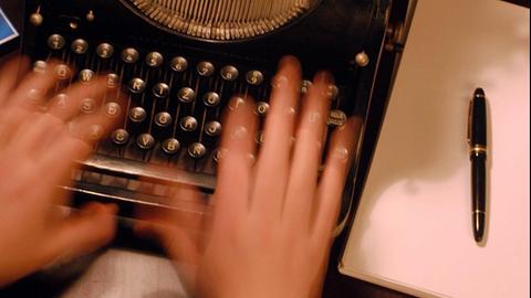 Tippen auf einer alten Schreibmaschine
