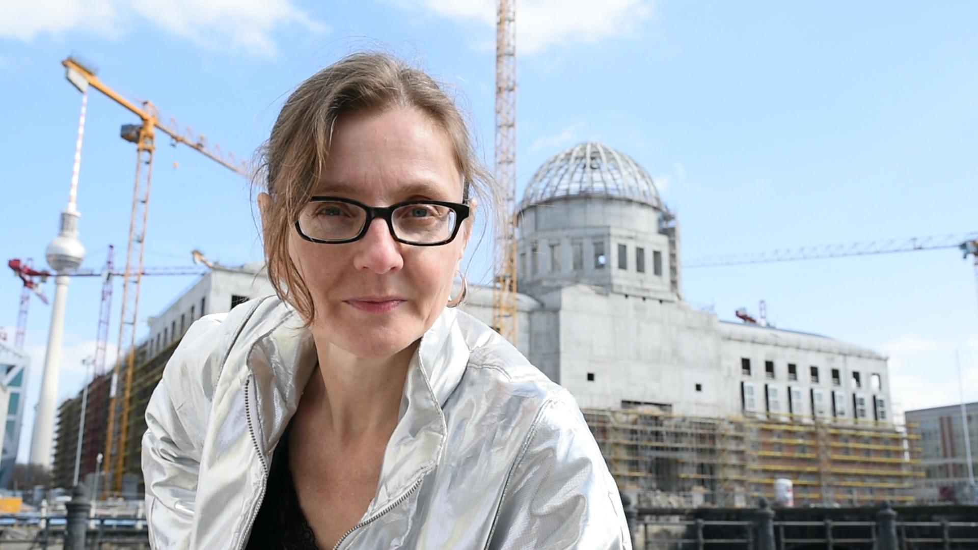 Die Künstlerin Marion Pfaus aka Rigoletti plant den Rückbau des Berliner Humboldt-Forums. Die Künstlerin Marion Pfaus aka Rigoletti plant den Rückbau des Berliner Humboldt-Forums.