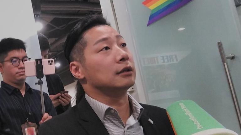 Metal-Musiker und Politiker Freddy Lim fordert die Unabhängigkeit Taiwans. Hier ist er beim Interview in seinem Wahlkampfbüro. Metal-Musiker und Politiker Freddy Lim fordert die Unabhängigkeit Taiwans. Hier ist er beim Interview in seinem Wahlkampfbüro.