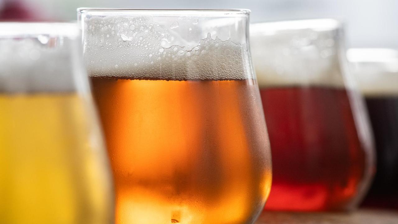 Verschiedene frisch gezapfte Sorten Craft Beer Verschiedene frisch gezapfte Sorten Craft Beer