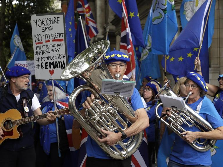 Eine Pro-EU-Band demonstriert in London gegen den Brexit.