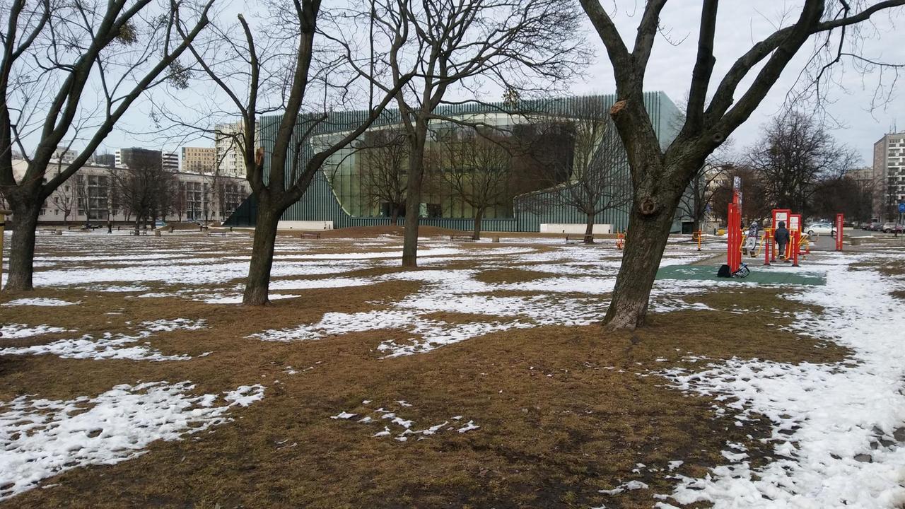 Das Gebäude des POLIN in Warschau von außen
Das Gebäude des POLIN in Warschau von außen