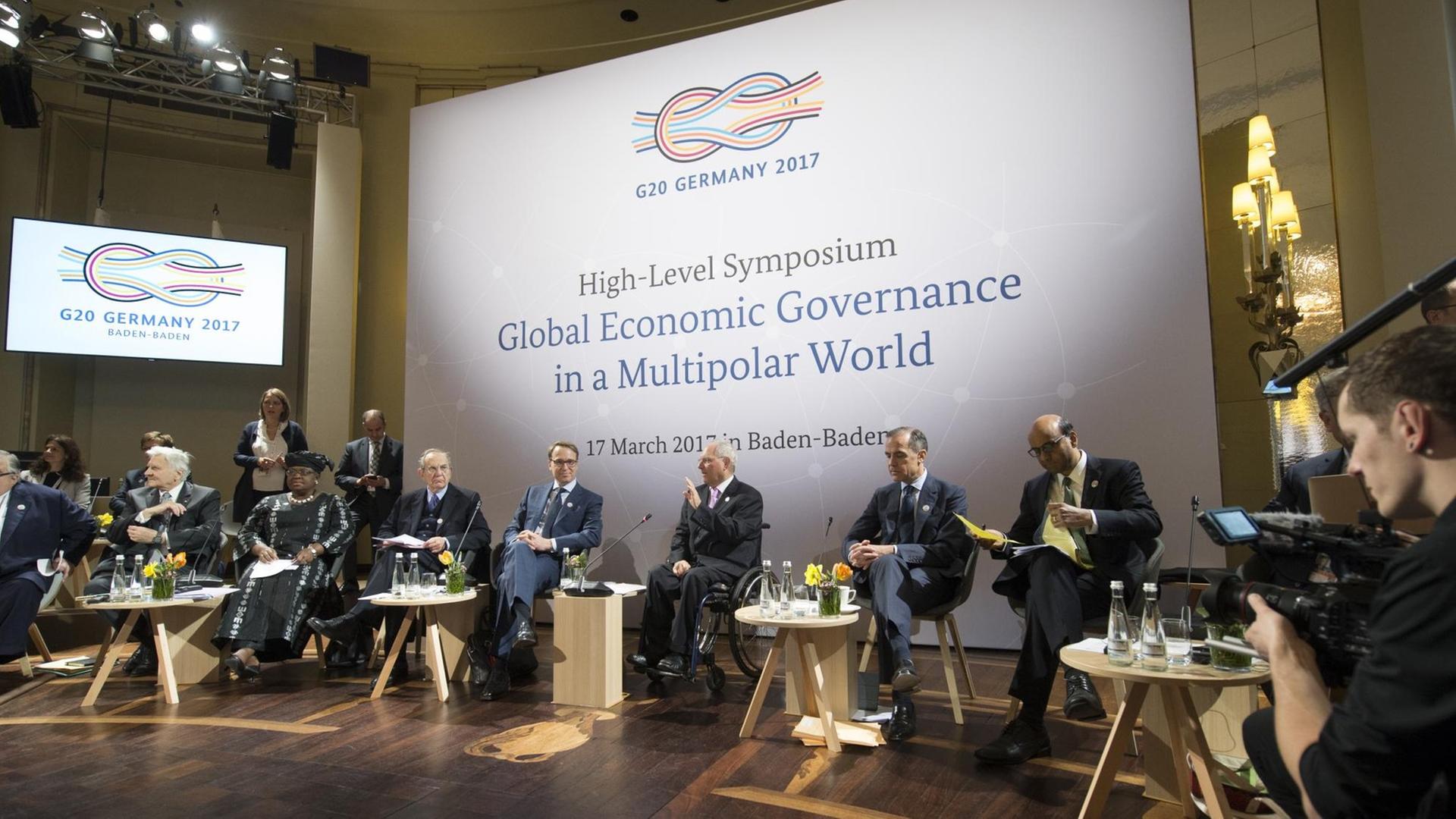 Bundesfinanzminister Wolfgang Schäuble (CDU, 6.v.l) und der Präsident der Deutschen Bundesbank, Jens Weidmann (5.v.l), unterhalten sich am 17.03.2017 auf dem G 20 High-Level Symposium im Kurhaus in Baden-Baden (Baden-Württemberg). An der Veranstaltung nahm auch der französische Finanzexperte Jean-Claude Trichet (2.v.l) teil. Bundesfinanzminister Wolfgang Schäuble (CDU, 6.v.l) und der Präsident der Deutschen Bundesbank, Jens Weidmann (5.v.l), unterhalten sich am 17.03.2017 auf dem G 20 High-Level Symposium im Kurhaus in Baden-Baden (Baden-Württemberg). An der Veranstaltung nahm auch der französische Finanzexperte Jean-Claude Trichet (2.v.l) teil.