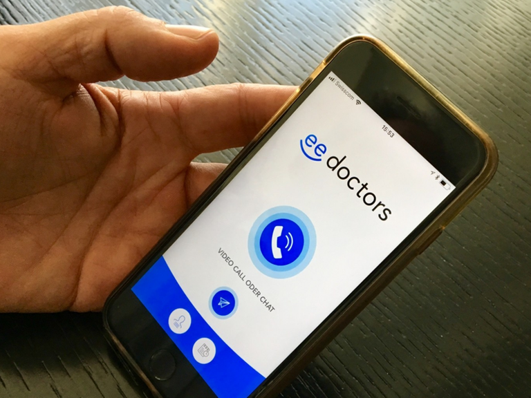 Samrtphone mit der Medizin-App eedoctors.
