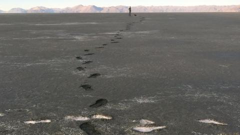 Fußspuren auf dem ausgetrockneten Grund des Lago Poopó (Bolivien).