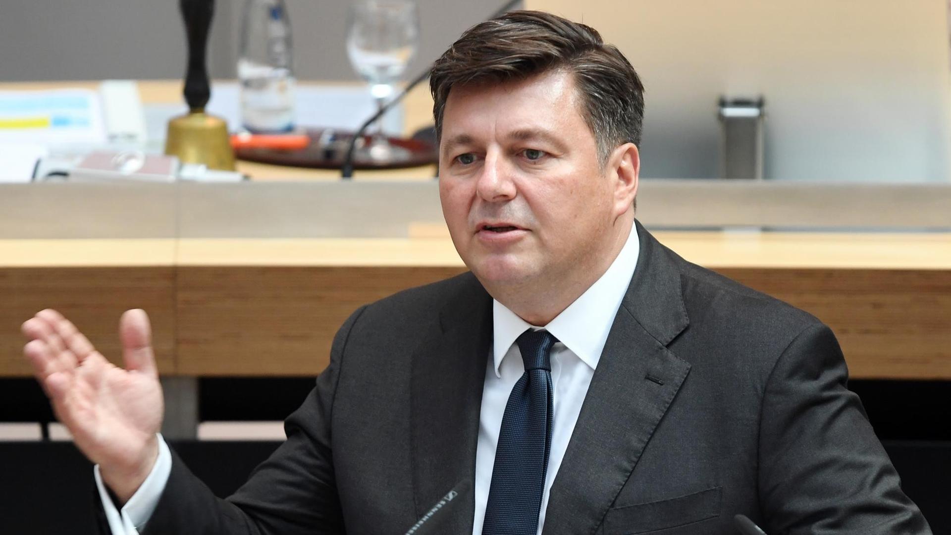 Der Berliner Innensenator Andreas Geisel (SPD) nimmt an der Sitzung des Berliner Abgeordnetenhauses teil Der Berliner Innensenator Andreas Geisel (SPD) nimmt an der Sitzung des Berliner Abgeordnetenhauses teil