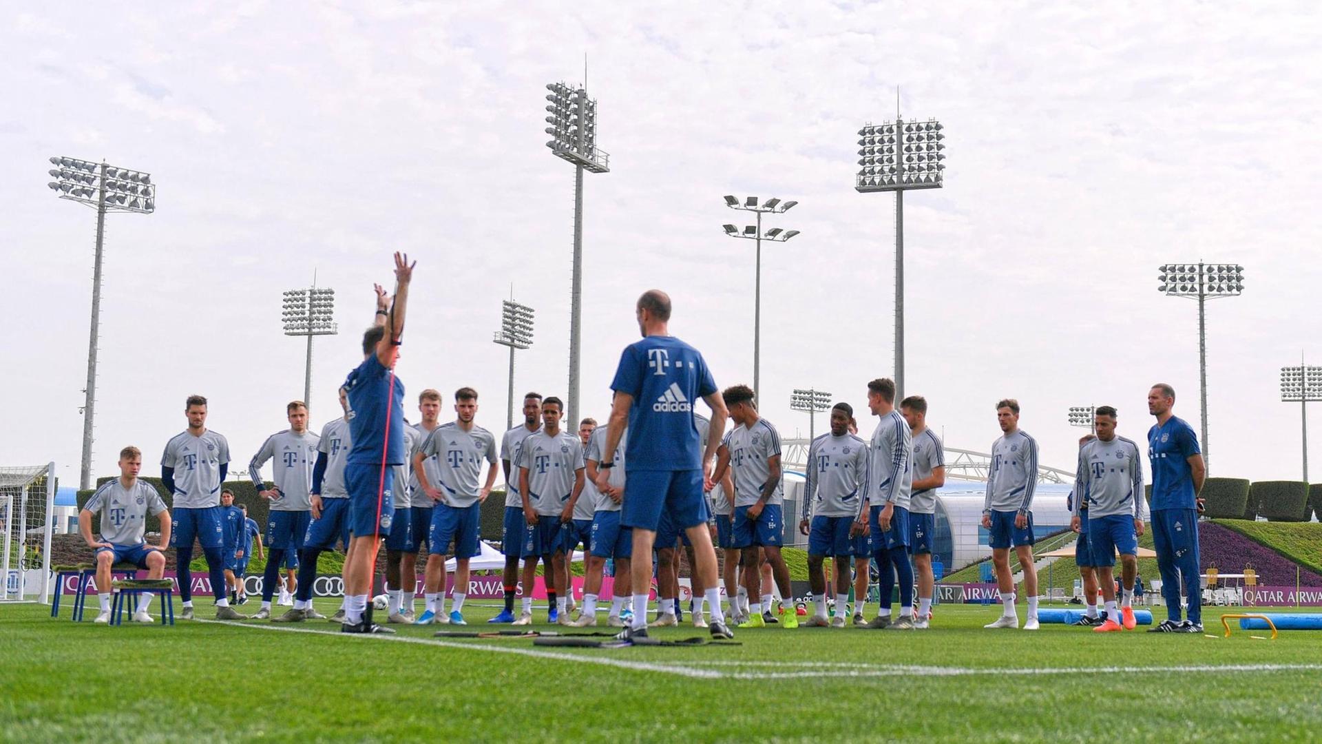 Die Mannschaft des FC Bayern trainiert in Katar. Die Mannschaft des FC Bayern trainiert in Katar.