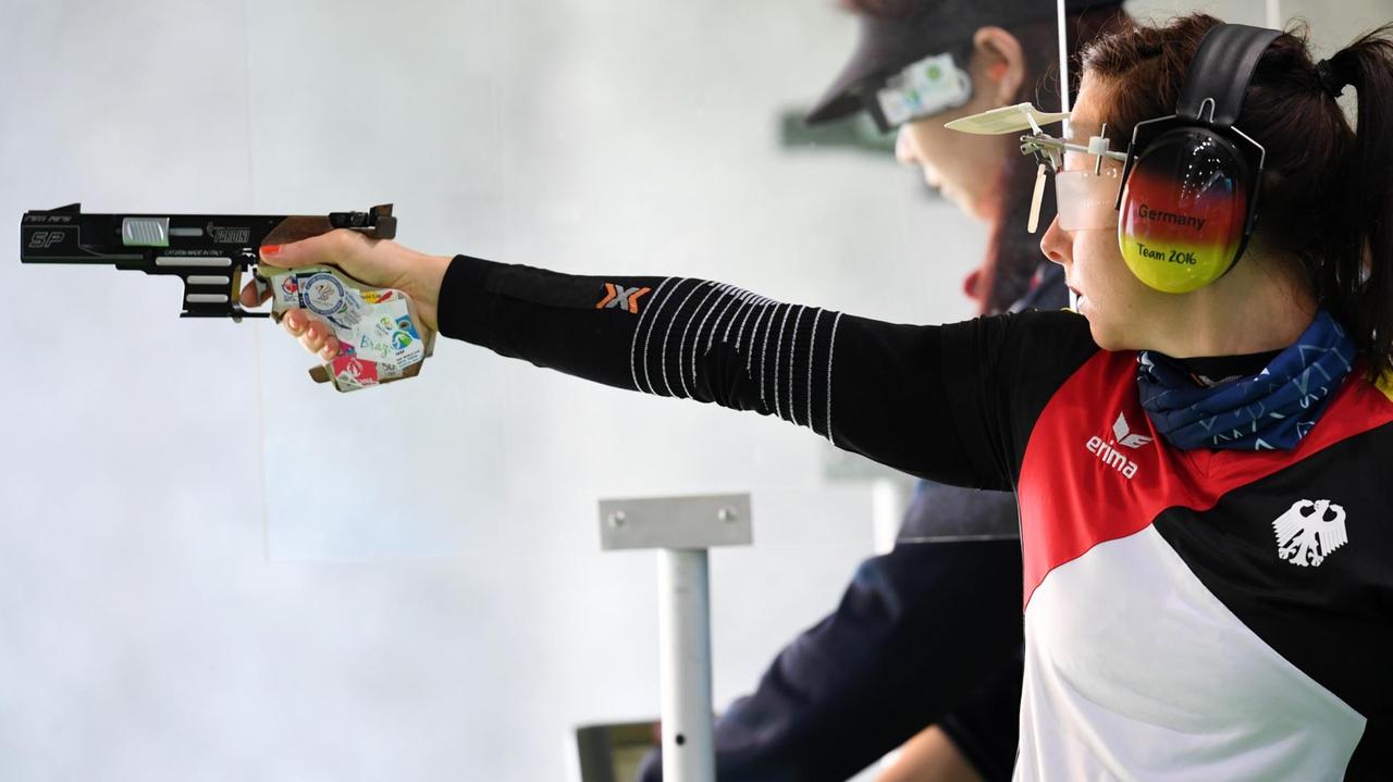Monika Karsch beim Schießwettbewerb bei den Olympischen Spielen 2016 in Rio. Über 25 Meter gewann sie die Silbermedaille. Monika Karsch beim Schießwettbewerb bei den Olympischen Spielen 2016 in Rio. Über 25 Meter gewann sie die Silbermedaille.