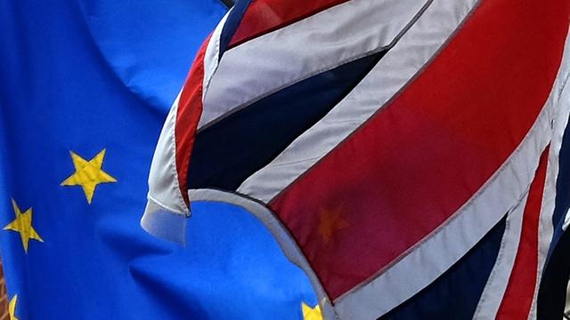 Eine Flagge der Europäischen Union und eine Fahne vom Vereinigten Königreich Großbritannien und Nordirland, der Union Jack