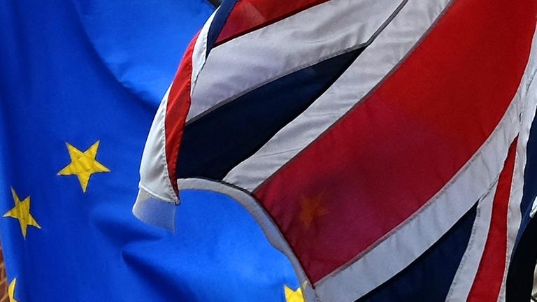 Eine Flagge der Europäischen Union und eine Fahne vom Vereinigten Königreich Großbritannien und Nordirland, der Union Jack Eine Flagge der Europäischen Union und eine Fahne vom Vereinigten Königreich Großbritannien und Nordirland, der Union Jack