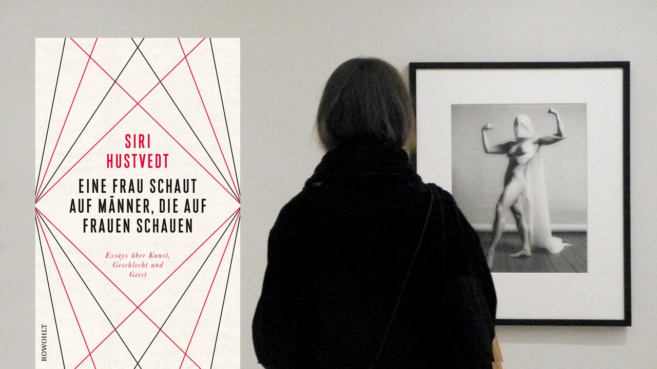 Im Vordergrund das Buchcover. Im Hintergruns steht eine Frau vor einer Fotografie von Robert Mapplethorpe, die eine nackte Frau zeigt welche ein Tuch über den Kopf trägt und eine Kraftpose inszeniert.