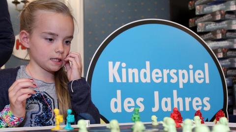 Die siebenjährige Holly spielt am 23.06.2014 in Hamburg bei der Preisverleihung des "Kinderspiels des Jahres 2014"