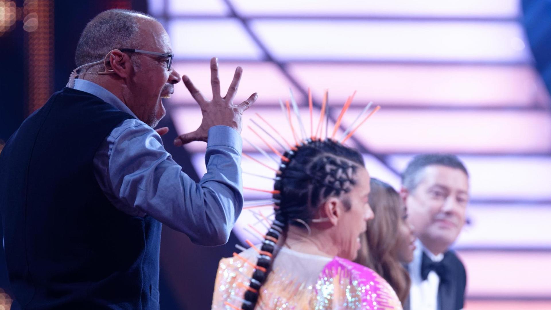 Ein Gebärdendolmetscher übersetzt bei der RTL-Tanzshow "Let’s Dance" die Entscheidung der Jury - in diesem Fall aber für einen gehörlosen Teilnehmer Ein Gebärdendolmetscher übersetzt bei der RTL-Tanzshow "Let’s Dance" die Entscheidung der Jury - in diesem Fall aber für einen gehörlosen Teilnehmer