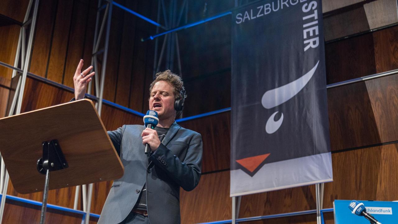 Moderator Martin Zingsheim während der Preisverleihung des Salzburger Stiers 2020 im Kammermusiksaal des Deutschlandfunks Moderator Martin Zingsheim während der Preisverleihung des Salzburger Stiers 2020 im Kammermusiksaal des Deutschlandfunks