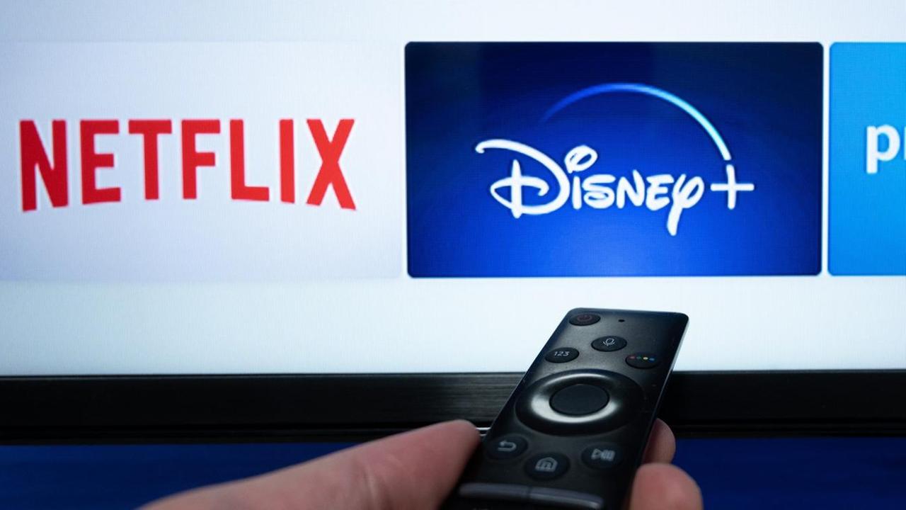 Die Logos der Streaminganbieter Netflix, Disney+ und Amazon Prime Video sind auf einem Fernseher zu sehen. | Verwendung weltweit Die Logos der Streaminganbieter Netflix, Disney+ und Amazon Prime Video sind auf einem Fernseher zu sehen. | Verwendung weltweit