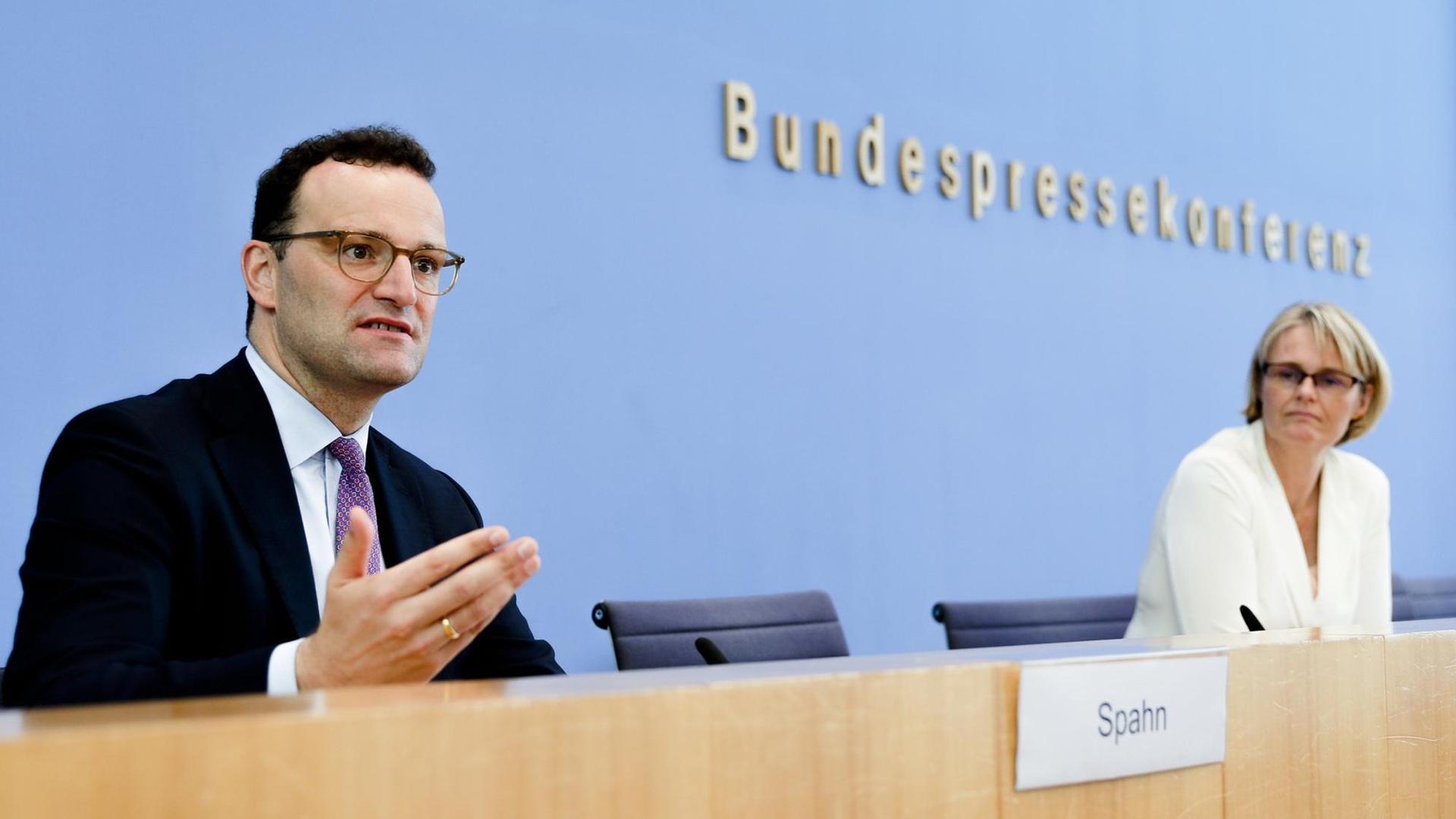 Bundesgesundheitsminister Jens Spahn (l) und Wissenschafts- und Bildungsministerin Anja Karliczek (beide CDU) informieren die Medien bei einer Pressekonferenz über ein deutsches Programm zur Unterstützung der Entwicklung eines COVID-19-Impfstoffs. Bundesgesundheitsminister Jens Spahn (l) und Wissenschafts- und Bildungsministerin Anja Karliczek (beide CDU) informieren die Medien bei einer Pressekonferenz über ein deutsches Programm zur Unterstützung der Entwicklung eines COVID-19-Impfstoffs.