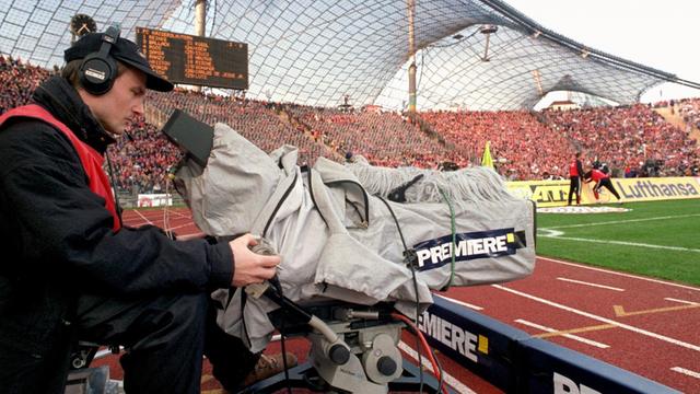 Ein Kameramann des TV-Senders Premiere sitzt am 24.10.1998 im Münchner Olympiastadion am Spielfeldrand