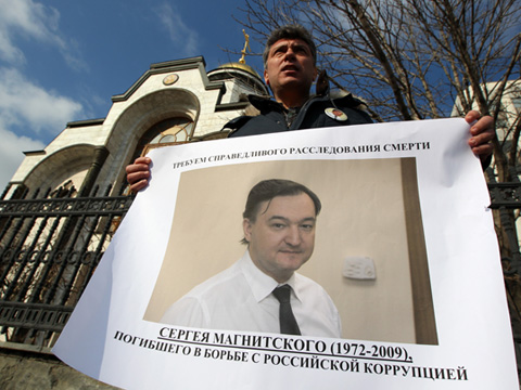 Boris Nemtsow von der Freiheitspartei protestiert vor dem russischen Innenministerium mit einem Foto des in U-Haft gestorbenen Anwalts Sergej Magnitski. Boris Nemtsow von der Freiheitspartei protestiert vor dem russischen Innenministerium mit einem Foto des in U-Haft gestorbenen Anwalts Sergej Magnitski.