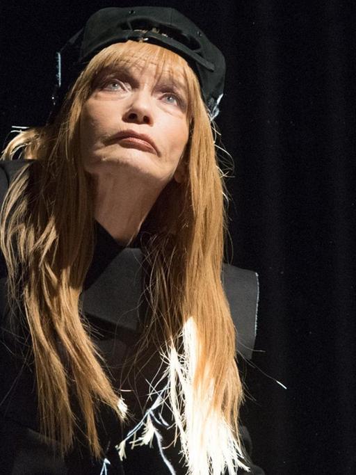 Schauspielerin Veruschka Gräfin von Lehndorff präsentiert am 17.01.2017 in der Volksbühne in Berlin eine Kreation des Labels Esther Perbandt.