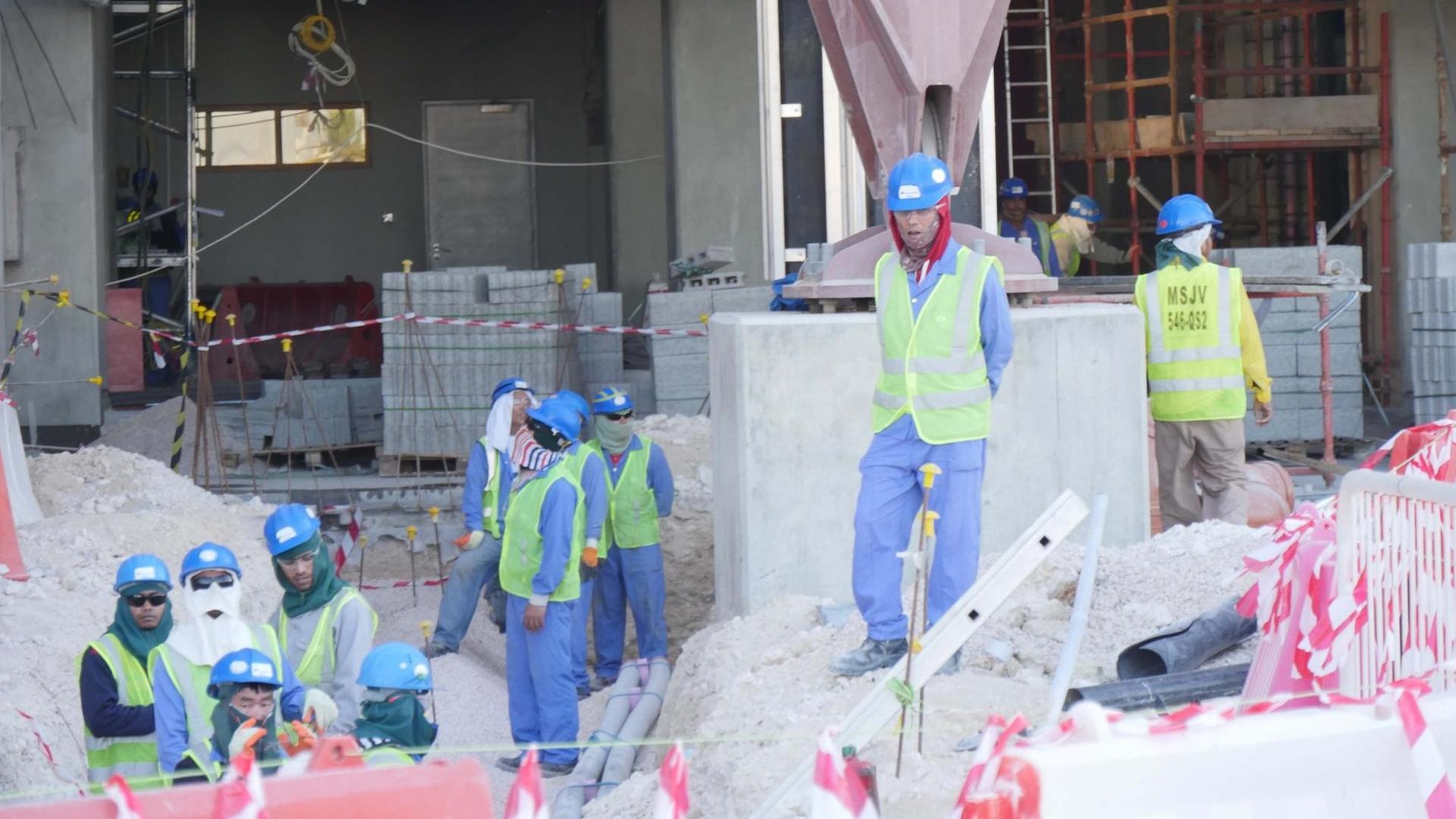 Bauarbeiter im Khalifa Stadion, Katar.