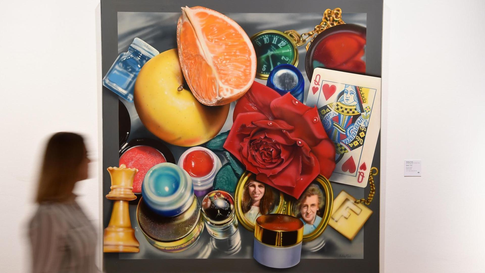 Eine Mitarbeiterin schaut sich am 17.11.2017 in Emden (Niedersachsen) in der Kunsthalle das Bild "Queen" von Audrey Flack aus dem Jahr 1976 an. Die Kunsthalle Emden und das Drents Musem bei Assen (Niederlande) zeigen mit der Doppelausstellung "The American Dream - Amerikanischer Realismus von 1965-2017" ein umfassendes Bild des Amerikanischen Realismus in Europa. Eine Mitarbeiterin schaut sich am 17.11.2017 in Emden (Niedersachsen) in der Kunsthalle das Bild "Queen" von Audrey Flack aus dem Jahr 1976 an. Die Kunsthalle Emden und das Drents Musem bei Assen (Niederlande) zeigen mit der Doppelausstellung "The American Dream - Amerikanischer Realismus von 1965-2017" ein umfassendes Bild des Amerikanischen Realismus in Europa.