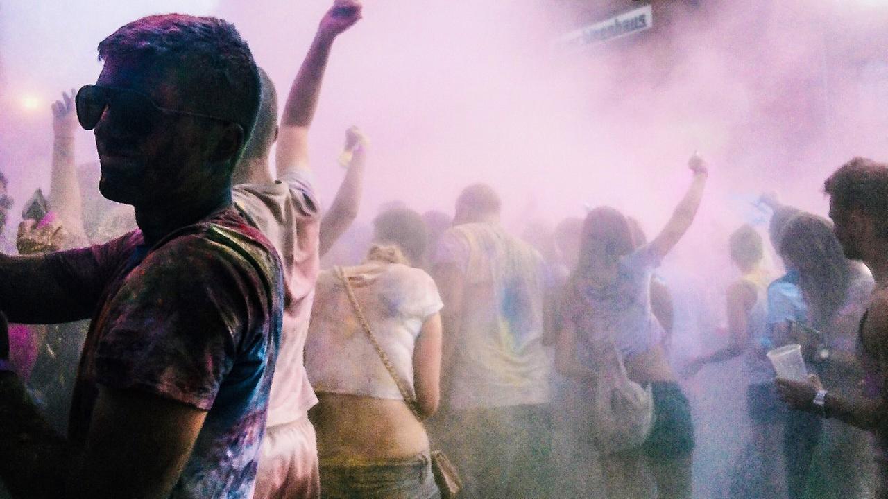 Feiernde junge Menschen Feiernde junge Menschen