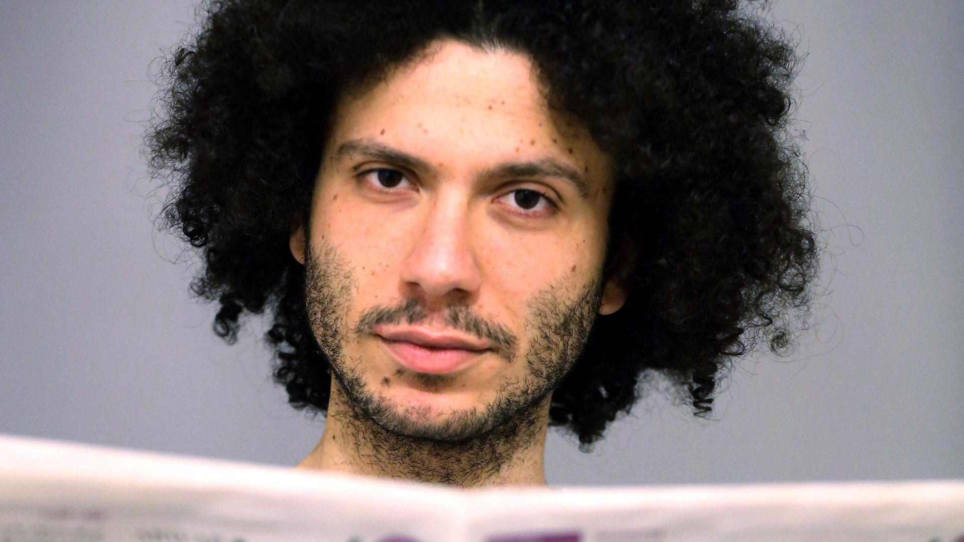Der syrische Flüchtling Ramy Al-Asheq, auch Chefredakteur der Flüchtlingszeitung "Abwab", aufgenommen 2016 in Köln Der syrische Flüchtling Ramy Al-Asheq, auch Chefredakteur der Flüchtlingszeitung "Abwab", aufgenommen 2016 in Köln