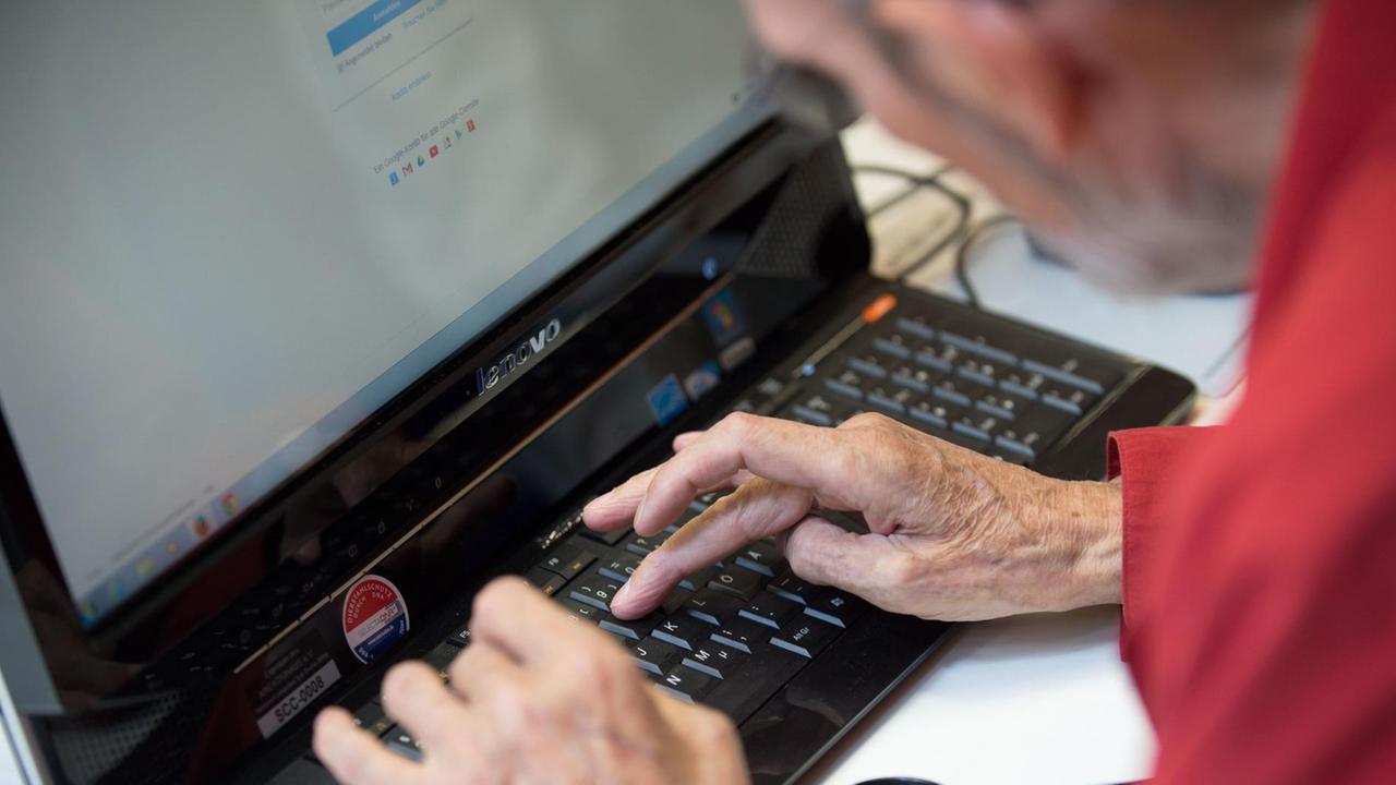 Ein Mitglied des Senioren Computer Club SCC, sitzt an einem Computer in Berlin Mitte. Ein Mitglied des Senioren Computer Club SCC, sitzt an einem Computer in Berlin Mitte.