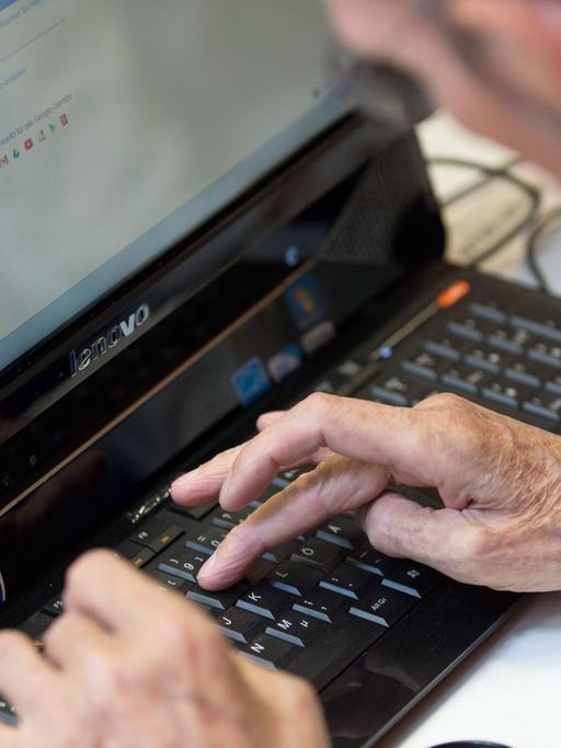 Ein Mitglied des Senioren Computer Club SCC, sitzt an einem Computer in Berlin Mitte.